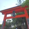 「発心」と書かれた赤い門と「四国第一」の石柱