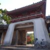 四国霊場の朱塗り山門前に停めたロードバイク