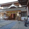 安楽寺宿坊の玄関前に停めたロードバイクと提灯