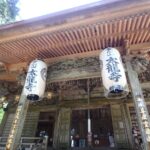 太龍寺本堂の軒下に下がる白提灯と彫刻の欄間