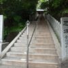 「尼坂」と刻まれた石柱がある金剛頂寺への石段