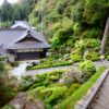 山の斜面に建つ神峯寺の本堂と手入れされた庭園
