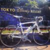 「TOKYO Disney RESORT」の看板前に停めたビアンキの自転車