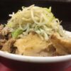 もやしとチャーシューが山盛りのラーメンを横から見た様子