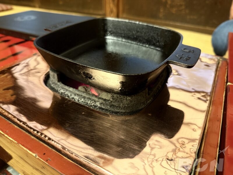 ぼたん 備長炭と鉄鍋がセットされたテーブル