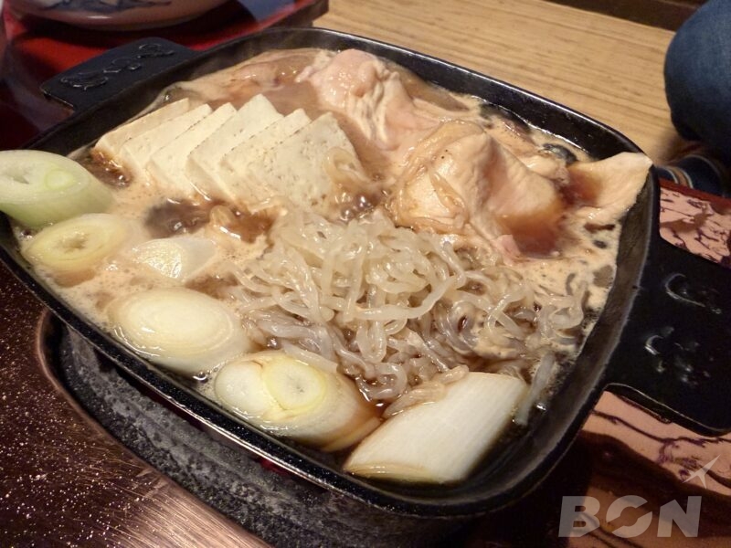 ぼたん 鳥すき焼き 仲居さんが盛り付ける一皿目