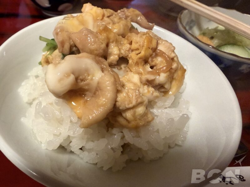 ぼたん 親子丼の準備 仲居さんが締めを仕上げる