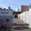 「B.B.BASE」の看板があるホームの入口と赤いロードバイク