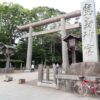 鹿島神宮の大鳥居前に停めた赤いロードバイク