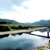 四万十川に架かる橋と山々が水面に映る風景
