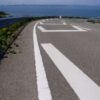 瀬戸内海を望むガードレール沿いのカーブ道路