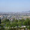 展望台から見渡す市街地のパノラマと僧侶像