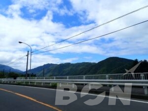 山々を望む道路脇のガードレール