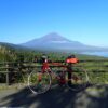 富士山と山中湖を背景に停めた赤いロードバイク