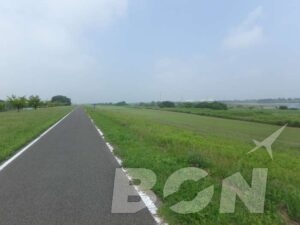 田んぼ沿いに延びる利根川サイクリングロードの直線道