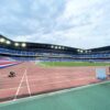 夕暮れの日産スタジアムのピッチとスタンド