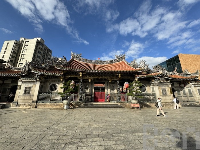 龍山寺 中庭と正殿