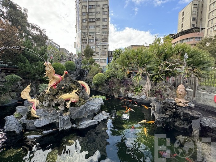 龍山寺 屋根の装飾