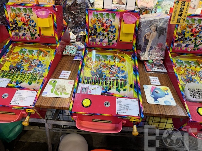 士林観光夜市 ピンボール台で遊ぶ子供