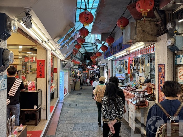 九份老街 商店街を歩く人々