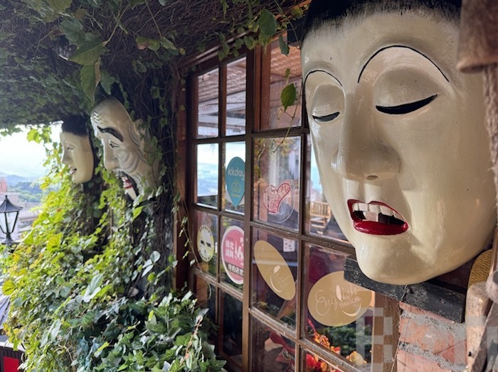 九份 お茶屋の店内 景色が広がる窓際の様子