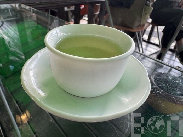 台湾茶 茶海(ピッチャー)にお茶を移す工程