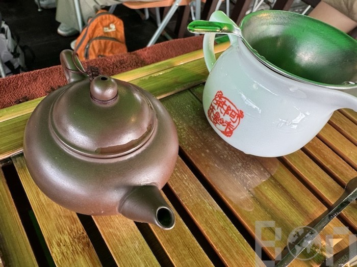 台湾茶 洗茶の工程 最初のお湯を捨てる様子