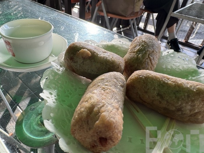 台湾茶 茶杯でお茶を楽しむ様子