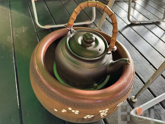 台湾茶 茶器一式が並ぶテーブルの様子