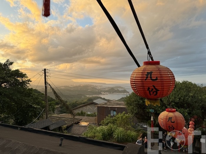 九份 夕日に染まる山城の景色