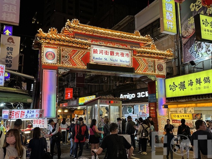 松山慈祐宮 煌びやかな入口の様子