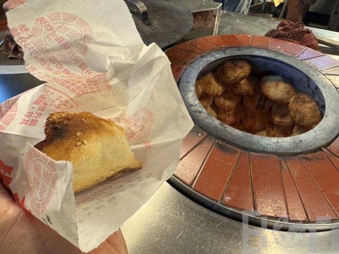 饒河街観光夜市 臭豆腐を食べる様子