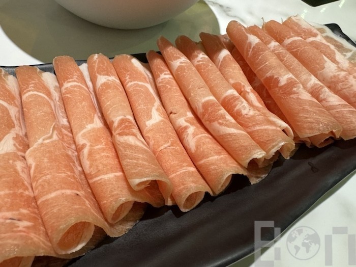 海食潮 塩ベースと麻辣の鴛鴦鍋スタイル