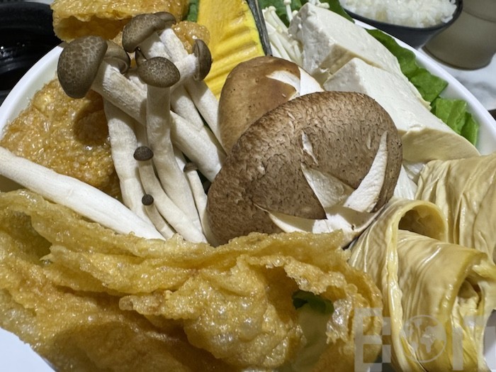 海食潮 魚の練り物(魚丸)を鍋に入れる様子