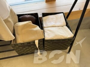 折りたたまれたエプロンや布がかご収納ボックスに入っている