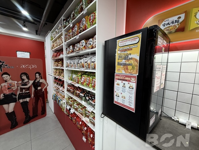 外から見るとコンビニのような店構え