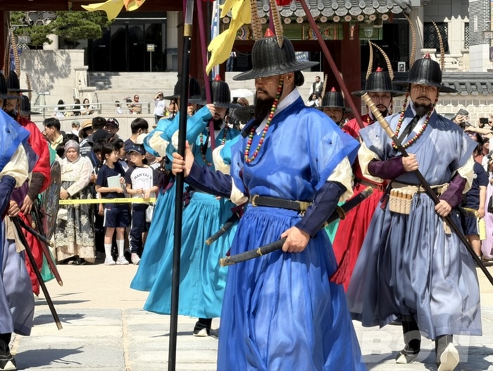 景福宮 守門将交代儀式 太鼓の音に合わせて進む様子