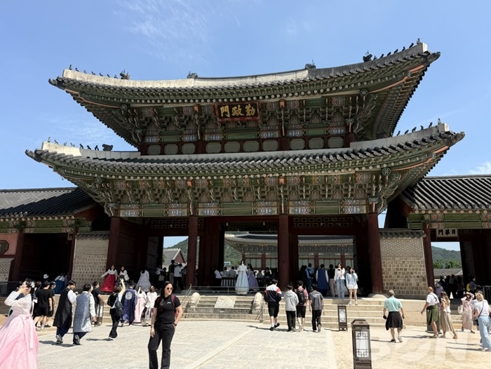 景福宮 守門将交代儀式 カラフルな衣装の守門将が行進する様子