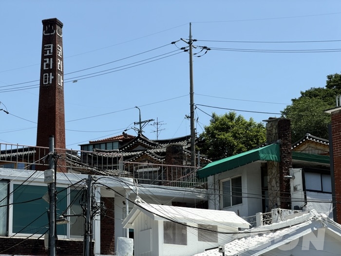 北村韓屋村 石畳と韓屋が続く細い路地