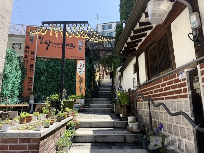 北村韓屋村 伝統的な韓屋が並ぶ路地の入口