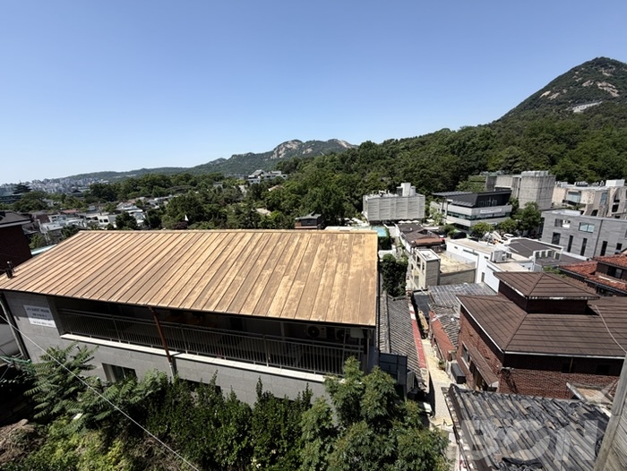 北村7景 韓屋屋根とNソウルタワーが見える景色