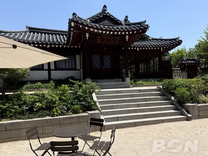 Low Roof カフェの外観 韓国の伝統家屋をモチーフにした空間