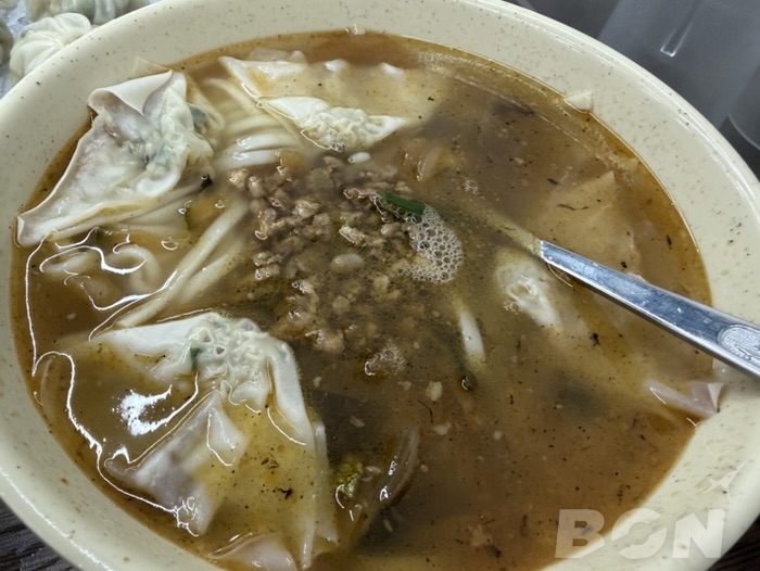 明洞餃子 만두 칼국수（餃子入り手打ち麺）