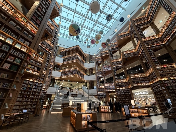 ピョルマダン図書館 4階から7階まで続く圧巻の吹き抜け本棚