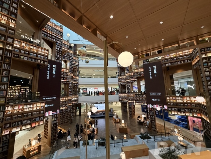 ピョルマダン図書館 惑星モチーフの装飾と本棚の迫力