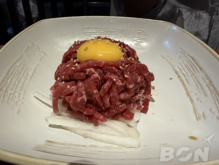 オウガ 明洞の夜 食事を楽しむ
