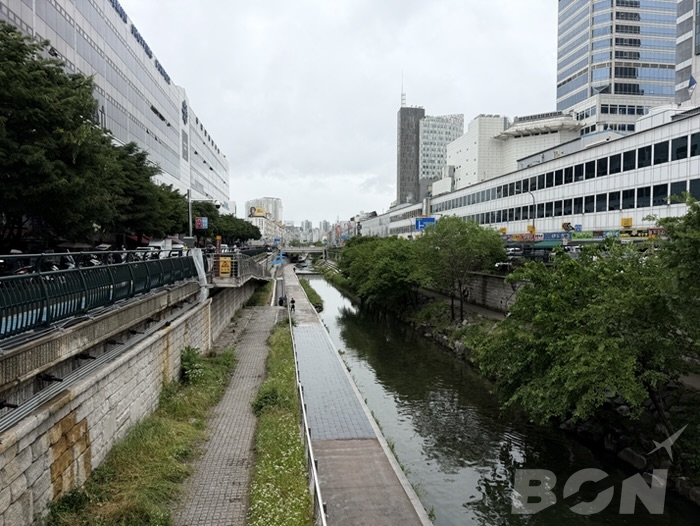 清渓川沿いの散策路 ソウル市内を流れる清渓川
