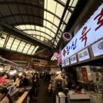 広蔵市場のアーケード内、看板と行き交う人々