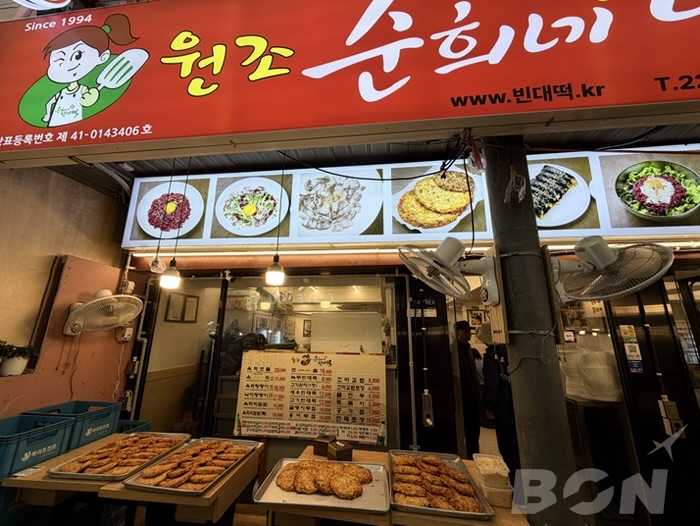 スニネピンデトッ 店頭で次々と焼かれるピンデトッ