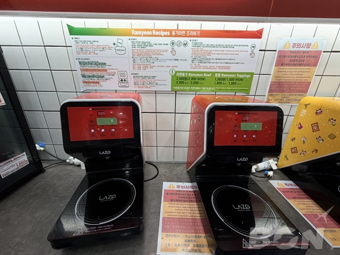 Kラーメンコンビニ コンビニエリアで会計する様子